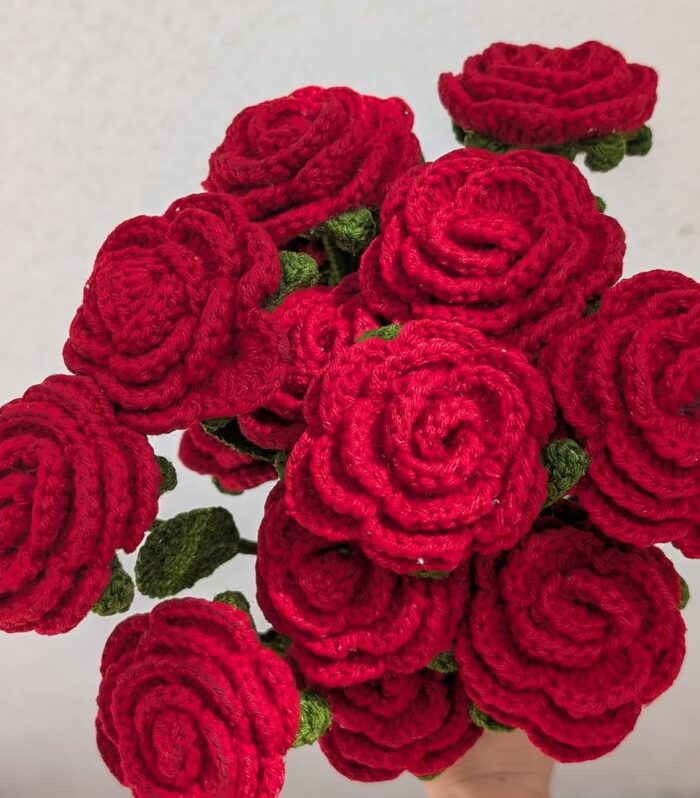 Handicrafts Handmade Crochet Red Roses Bouquet, Artificial Forever Flowers, Gift for Anniversary, Birthday, Valentine's Day